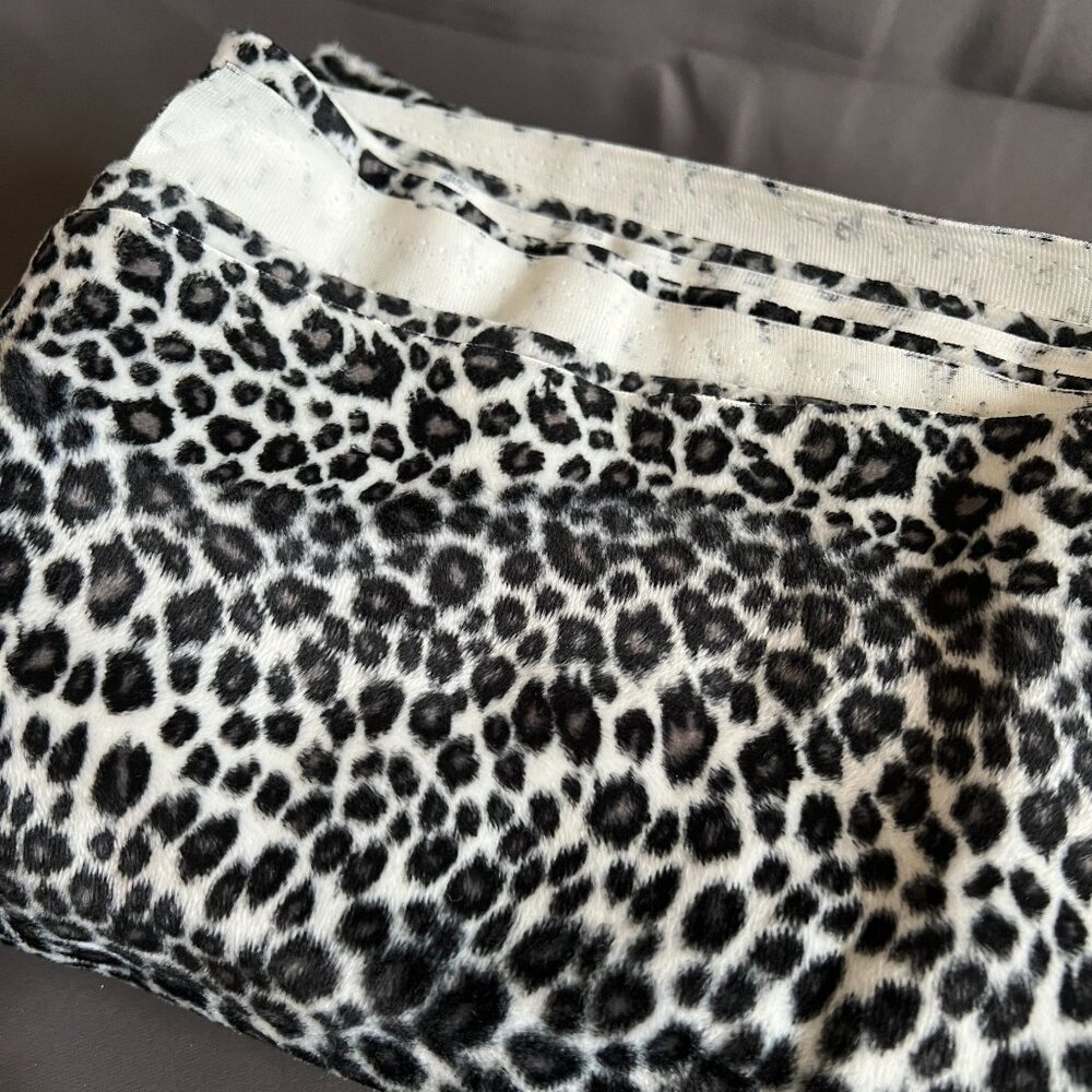 Leopard Print Fabric 1.5 Yards Black & White Soft Plush Material For Sewing & Cr - Picture 2 of 3